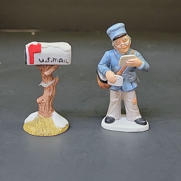 Dept 56 Villager Sisal Hedge Set(2) Mail Box And Mailman - Picture 4 of 10